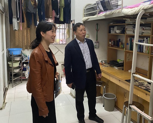 <strong>副校长侯进元一行到土木工程学院调研检查学生宿舍安全卫生工作</strong>