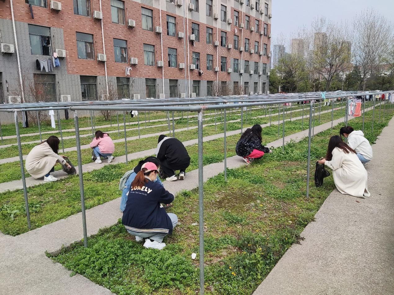 “洁净校园，防疫有我”——财经学院开展校园清扫活动