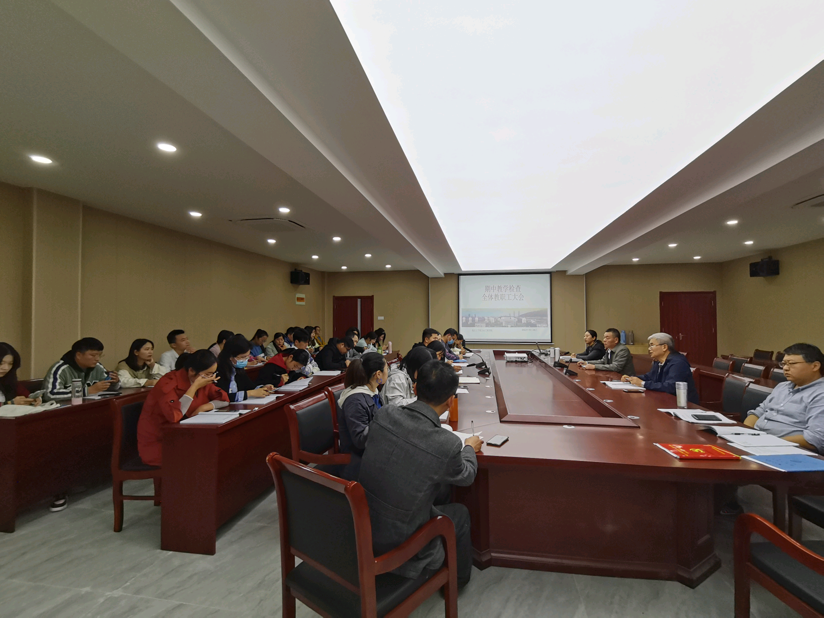 <strong>土木工程学院召开2022-2023学年第一学期 期中教学检查教师座谈会</strong>