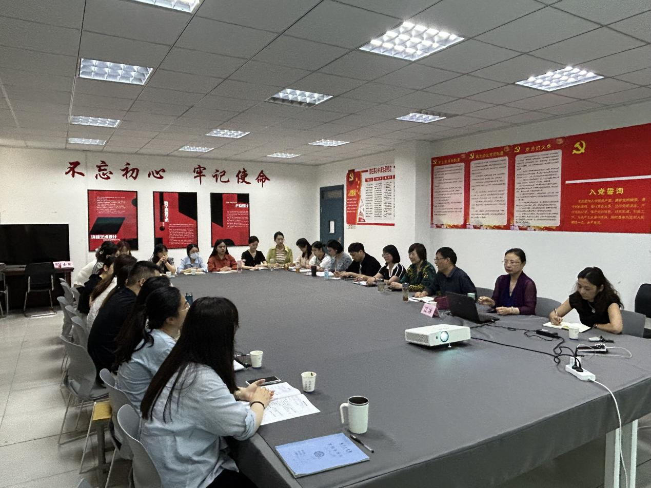 <strong>艺术设计学院举办“知识博、做人雅，快乐工作、快乐生活——我的感悟”学术报告会</strong>