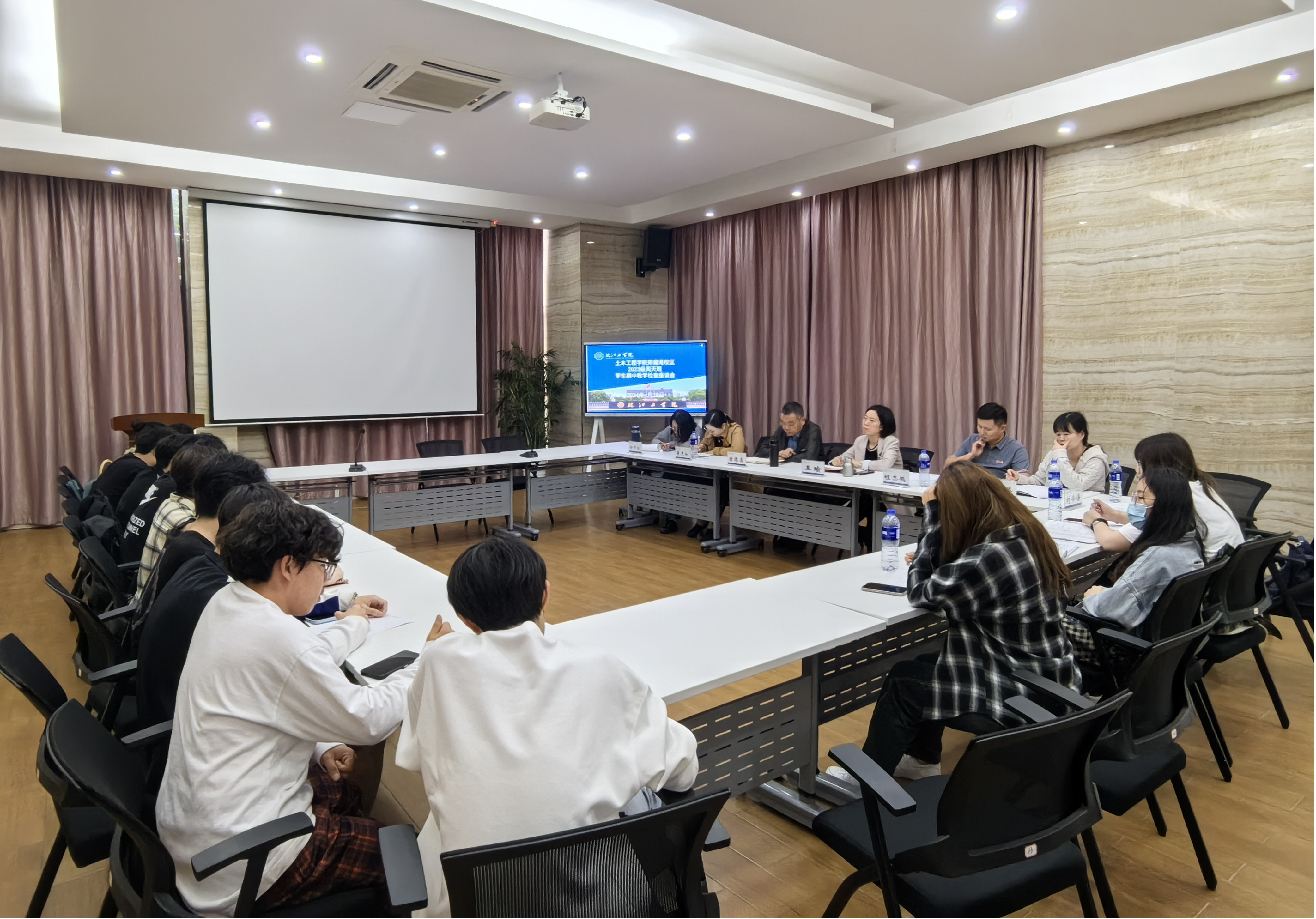 <strong>土木工程学院召开郑蒲港校区学生期中教学检查座谈会</strong>