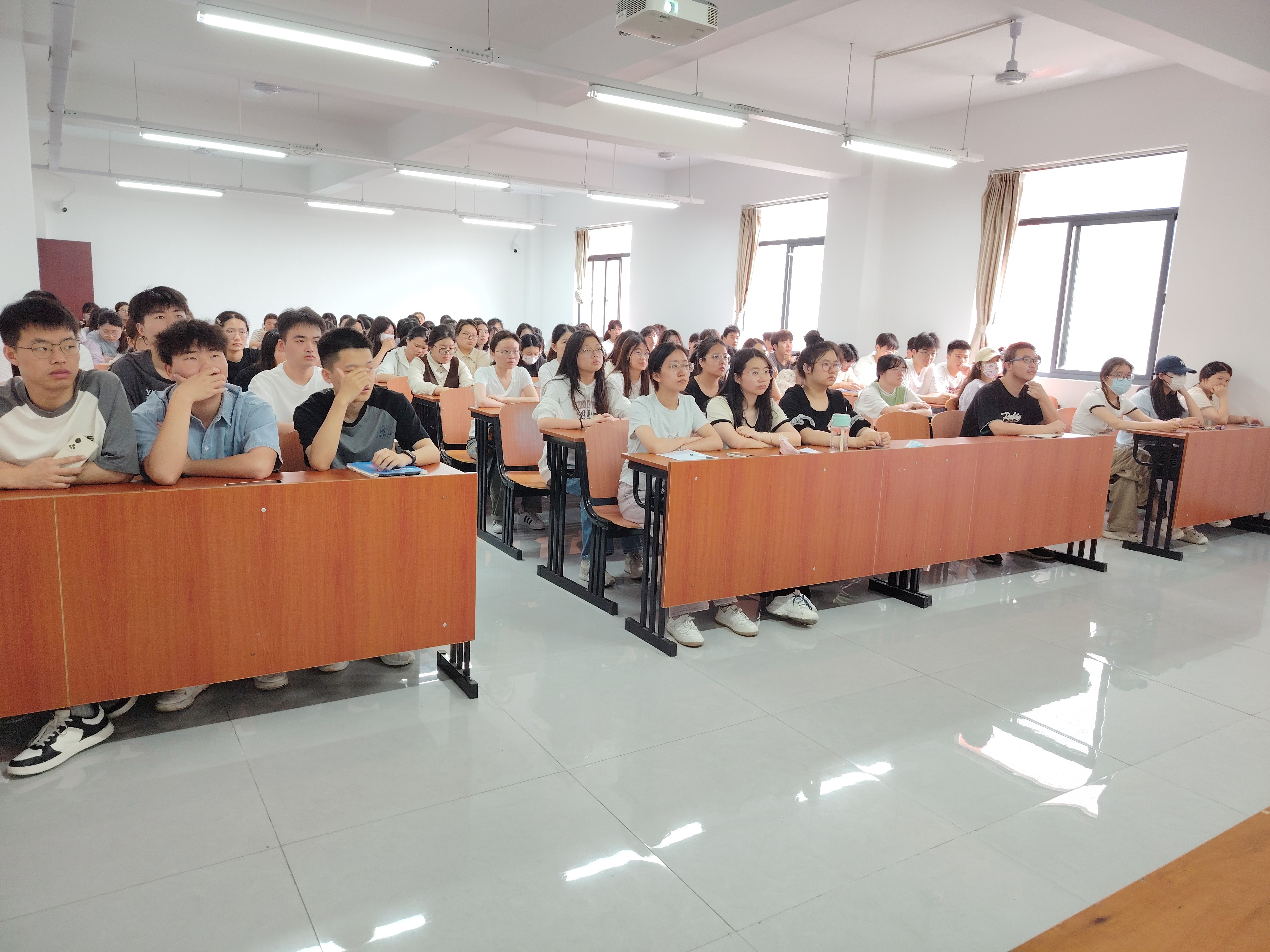 校园新风向 —— 个税新政进课堂，助力学生未来财务规划