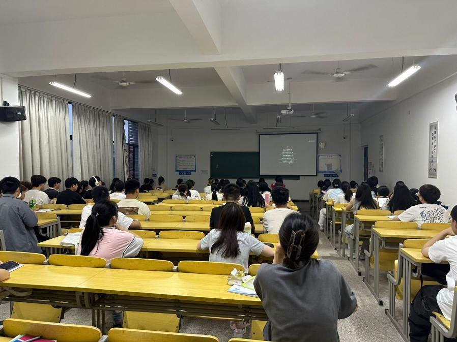 财经学院集中组织学生参加观影活动