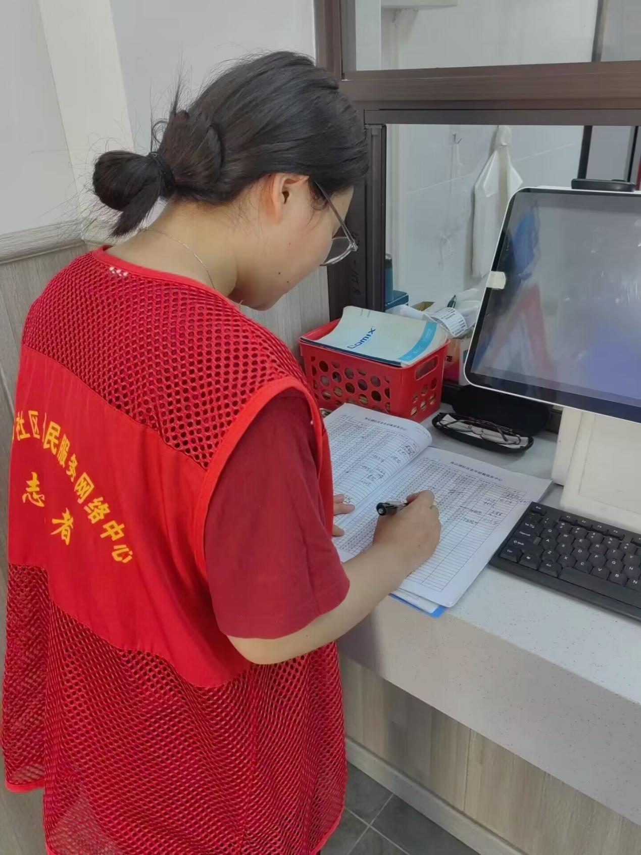 <strong>暑期“三下乡”社会实践（四十九）：志愿服务进社区，温情服务助老人</strong>