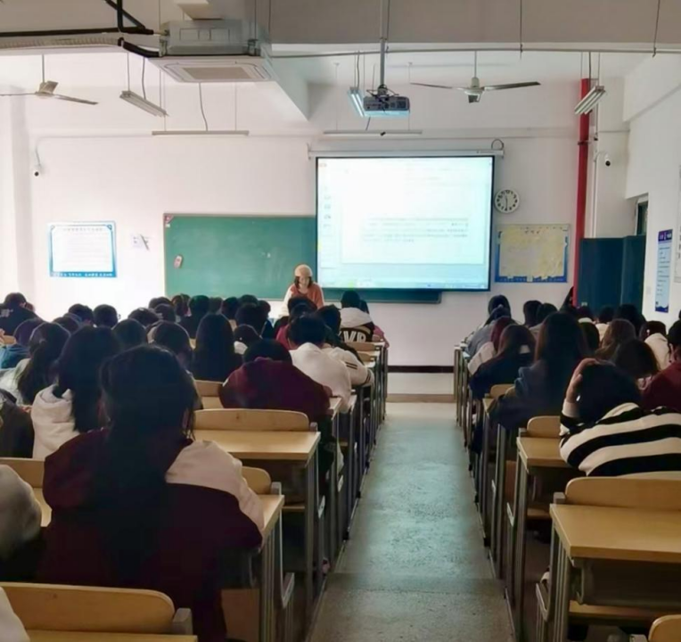 <strong>艺设院召开2024级环境设计专业介绍讲座</strong>