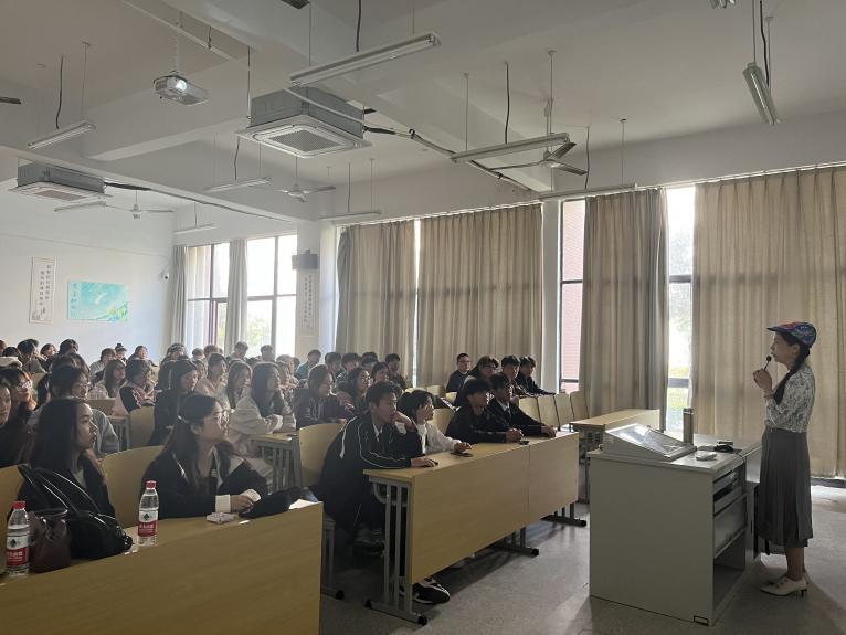 <strong>艺术设计学院召开2024级新生产品设计专业介绍会</strong>