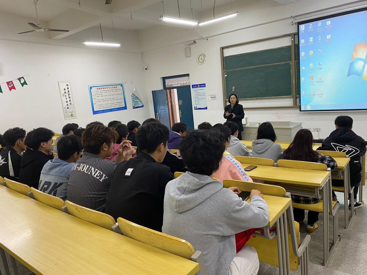 <strong>艺术设计学院召开2024-2025学年第一学期 期中郑蒲港校区学生座谈会</strong>