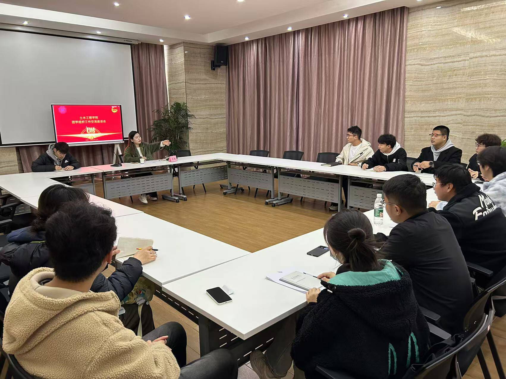 <strong>携手共进 聚力前行 ——土木工程学院分团委召开团学组织工作交流座谈会</strong>