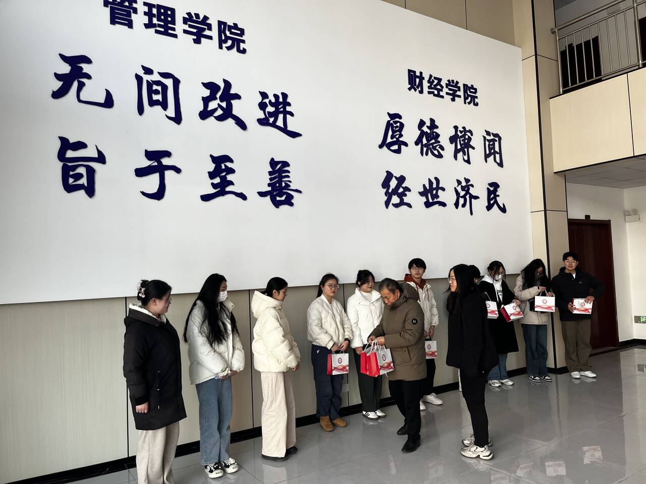 <strong>逐梦相伴，研途护航——管理学院开展考研慰问活动</strong>