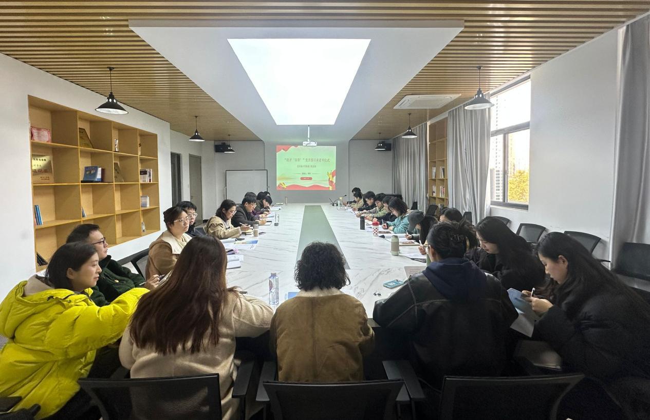 <strong>“高站位 实举措 强担当”——艺术设计学院教工党支部开展“迎评促建 党员‘双带’”承诺书签订活动</strong>