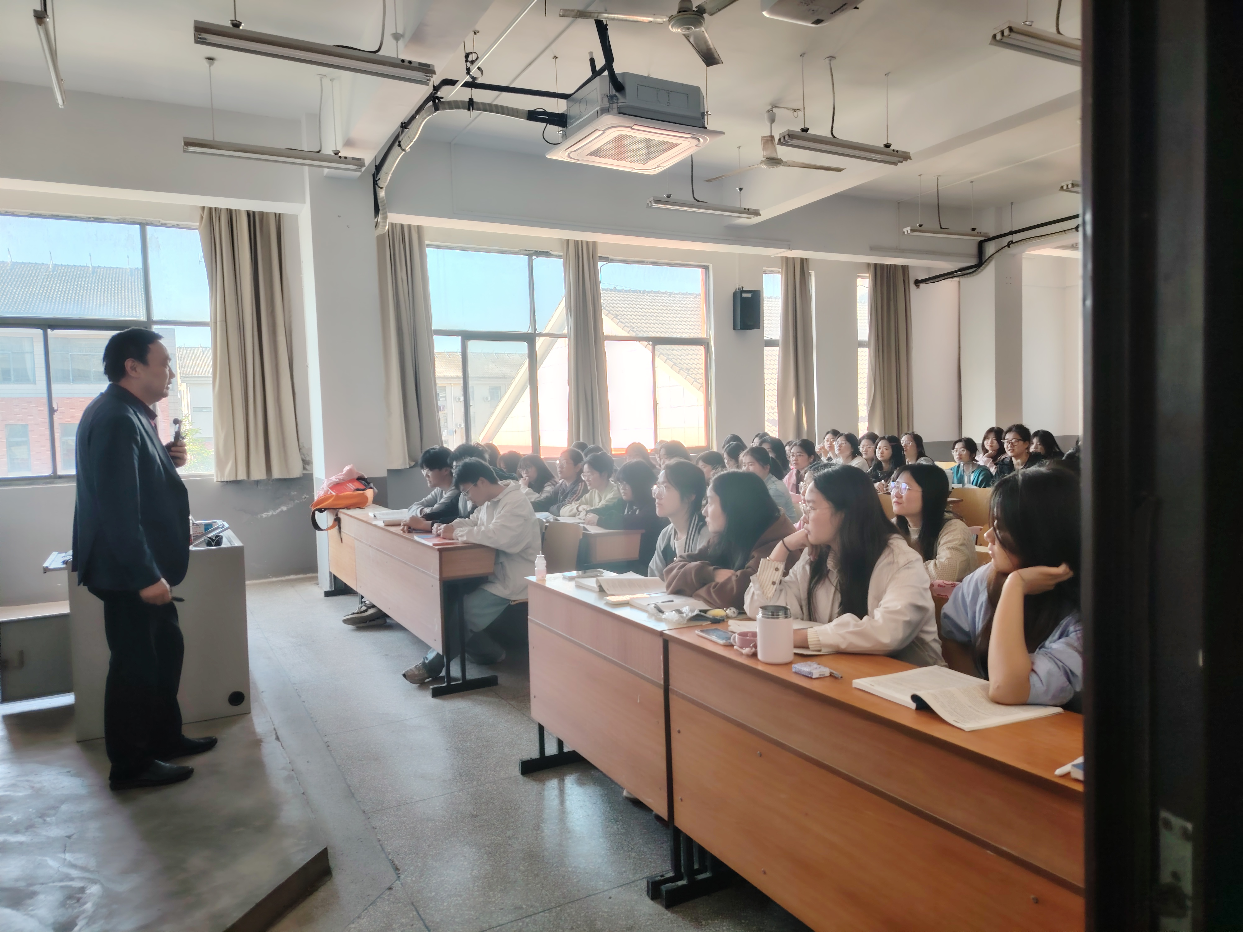 <strong>迎评估学生党员在行动—让课堂更专注，让学风更优良</strong>