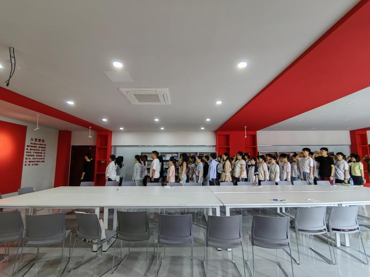 <strong>让党旗永远在心中飘扬-财经学院开展毕业生党员旗帜教育</strong>