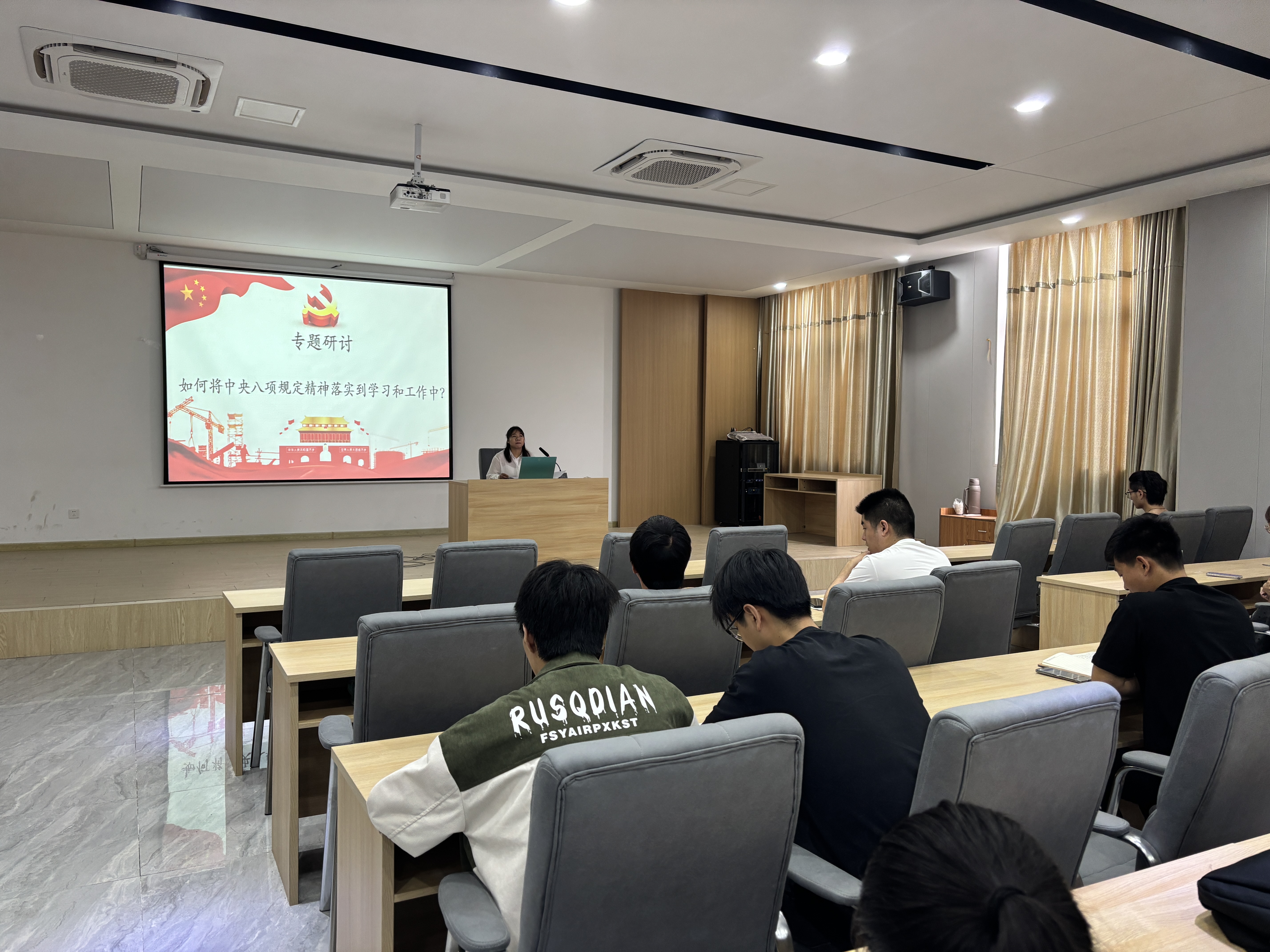 <strong>土木工程学院学生一支部组织开展集中学习研讨会</strong>