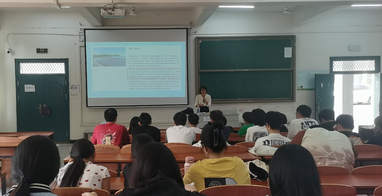 <strong>水利工程学院水务工程专业成功举办智慧水务专题学术讲座</strong>