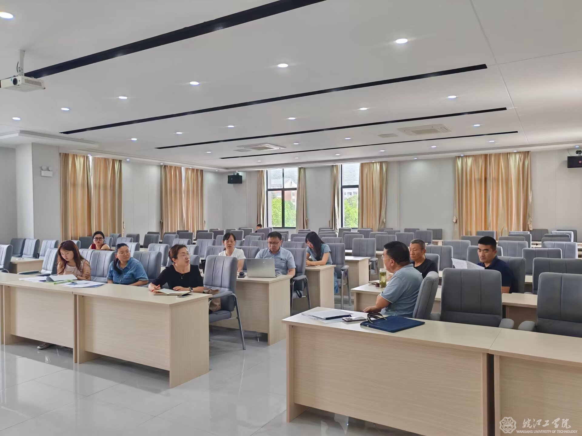 通识教育学院召开教研室主任会议部署期末及下学期重点工作