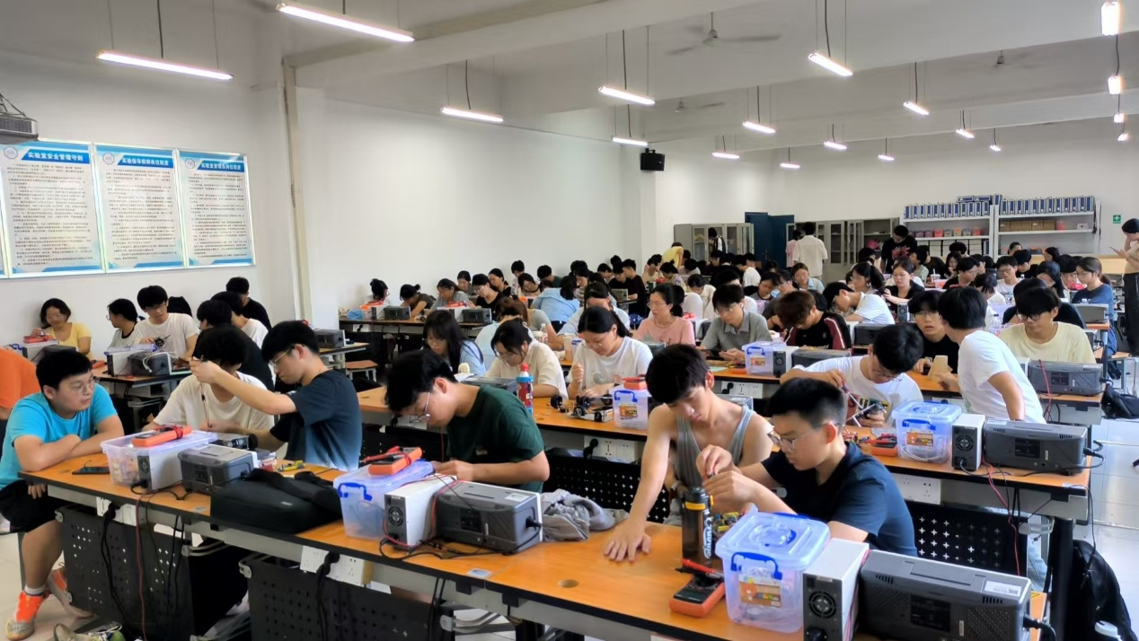 <strong>青春逐梦热土，创新点燃未来——皖江工学院暑期创新工程实践绘就育人成效新图景</strong>