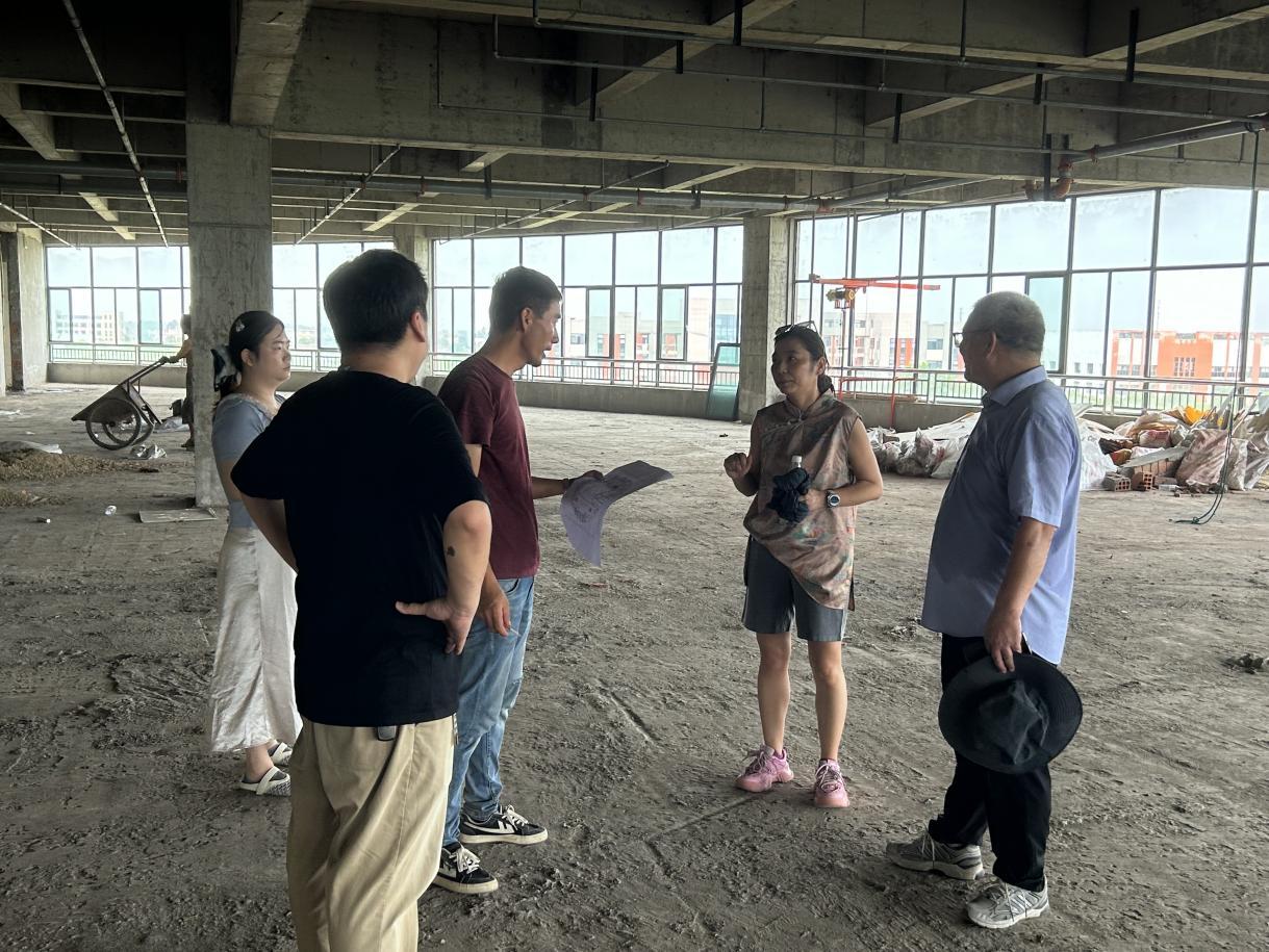 <strong>学院教学管理团队走进郑蒲港校区教学环境建设现场</strong>