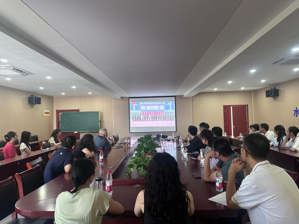 <strong>水利工程学院党总支组织师生集中观看抗战胜利80周年阅兵活动</strong>