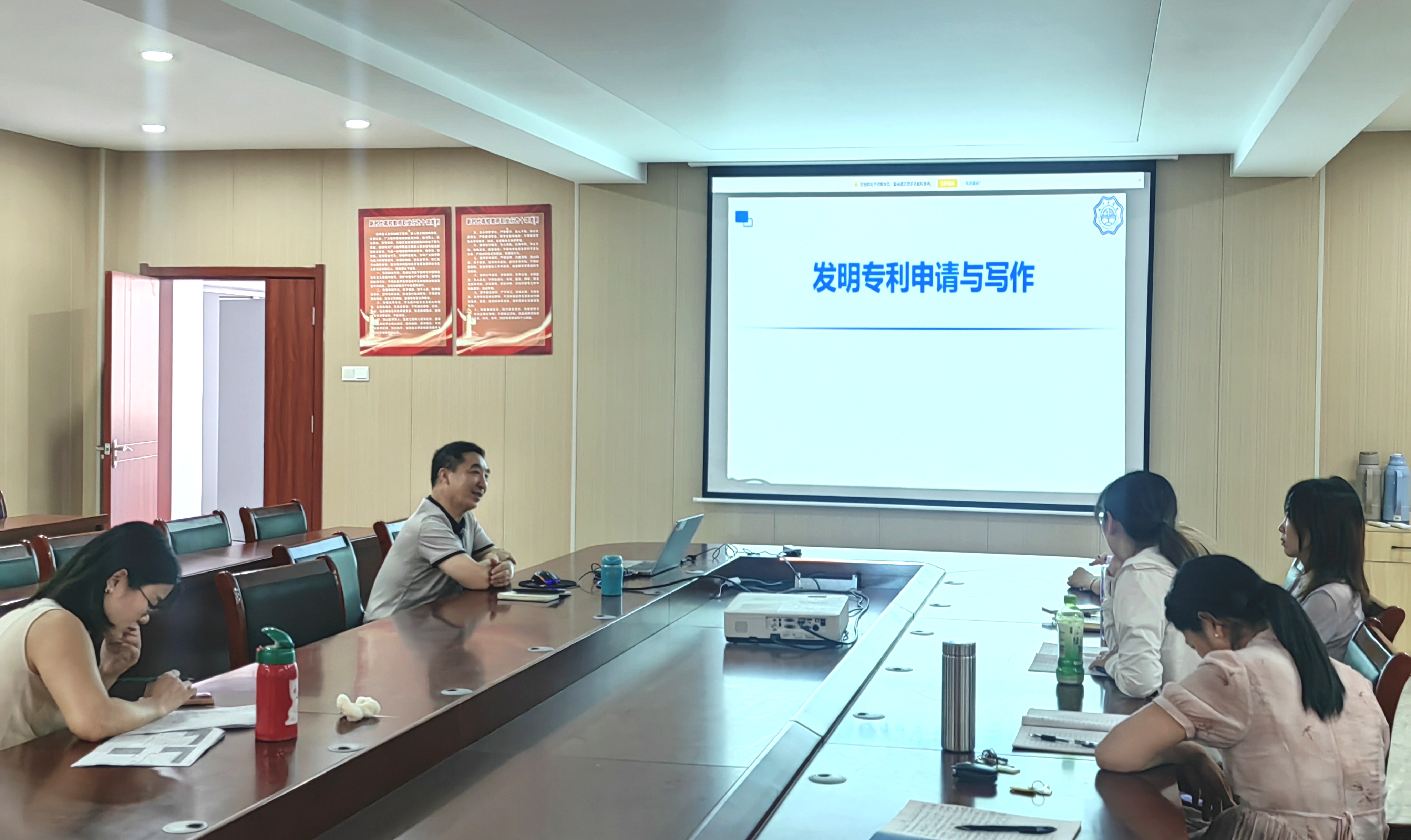 <strong>聚焦前沿  务实新篇 ——皖江工学院材料科学技术研究所召开季度工作例会</strong>