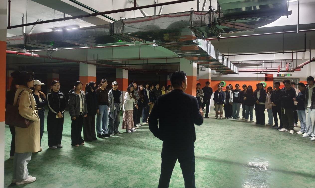 <strong>管理学院23级工程管理专业顺利开展认识实习户外活动​</strong>