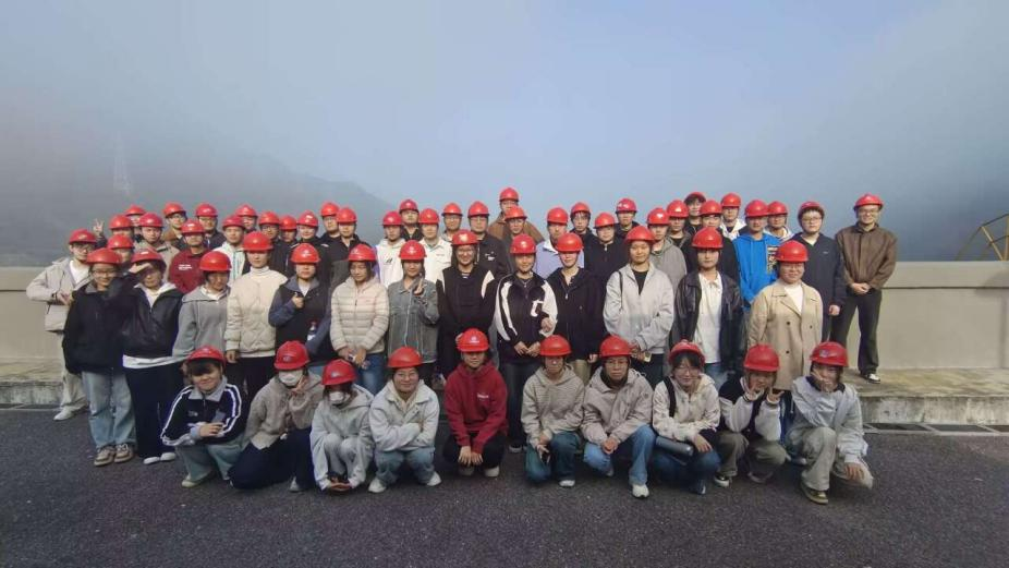<strong>土木工程学院2022 级测绘工程专业开展陈村大坝工程测量实习活动</strong>