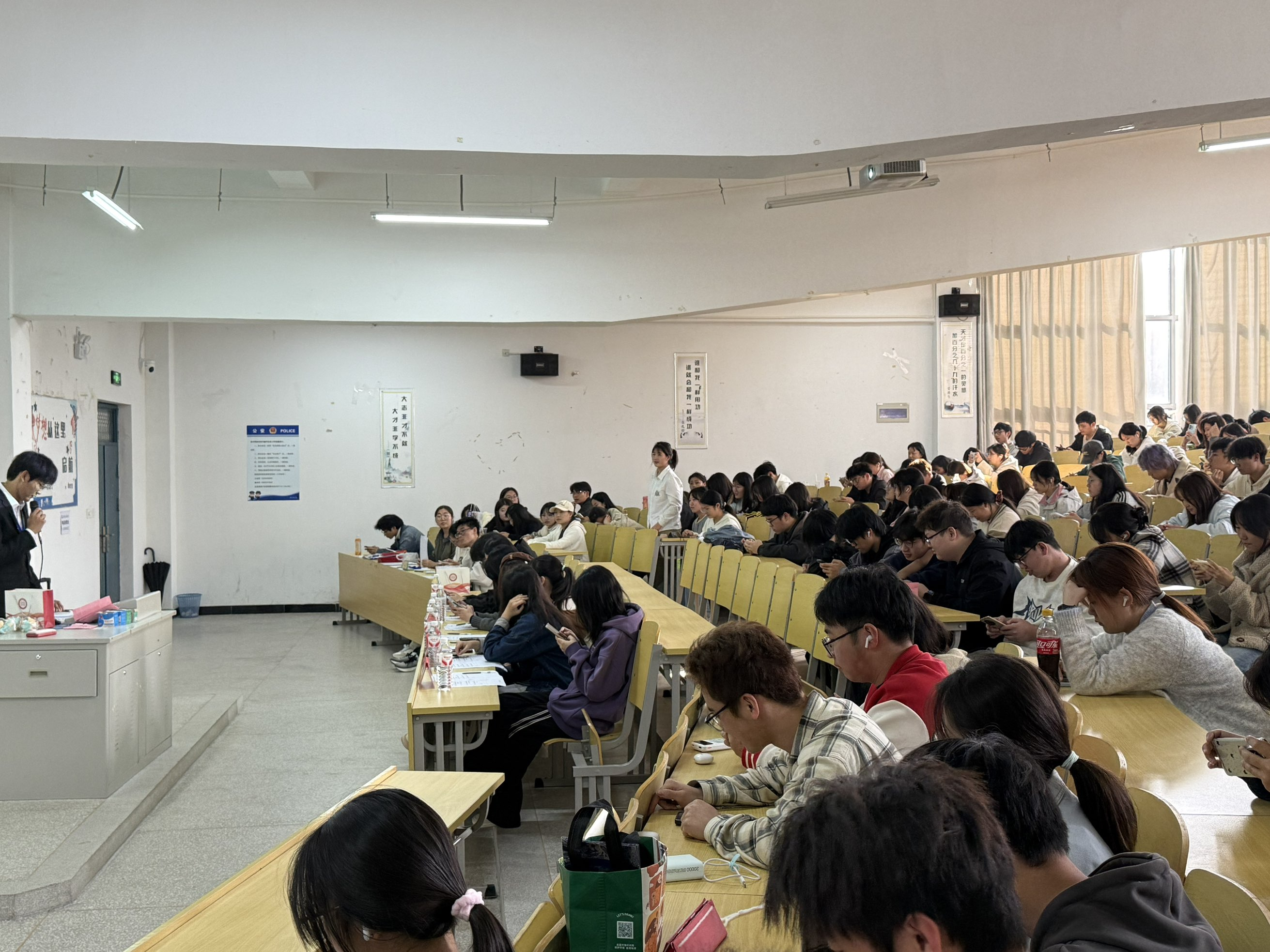 <strong>绿色赋能创意 设计点亮校园——管理学院第六届“绿色皖工，创意设计”大赛圆满落幕</strong>