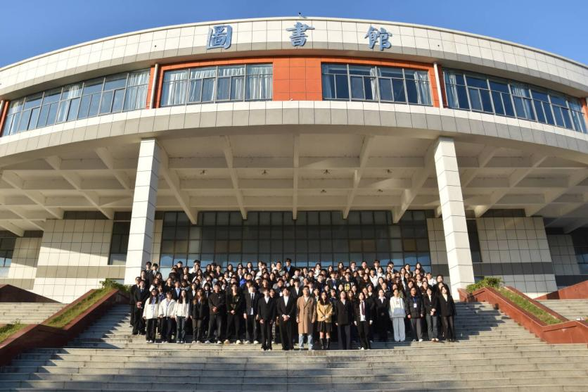 <strong>管理学院第六届学生会换届暨表彰大会顺利召开</strong>