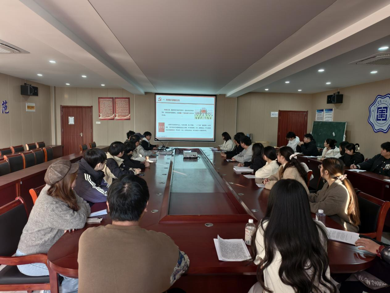 <strong>牢固义务权利 争做先锋模范 ——土木工程学院学生一支部组织开展专题学习</strong>