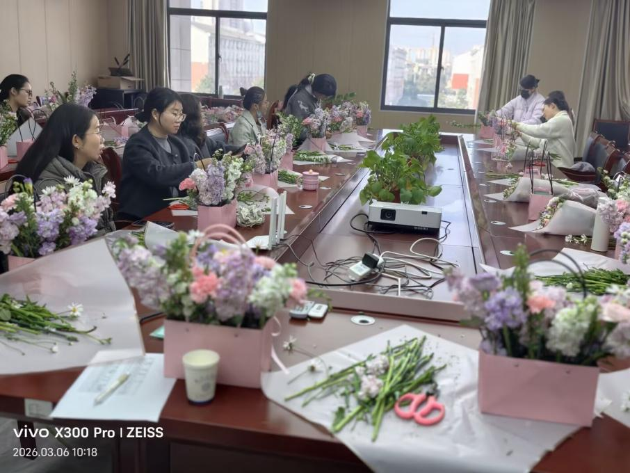 <strong>“巾帼绽芳华，花香润匠心” ——水利工程学院举办庆“三八”妇女节插花艺术体验活动</strong>