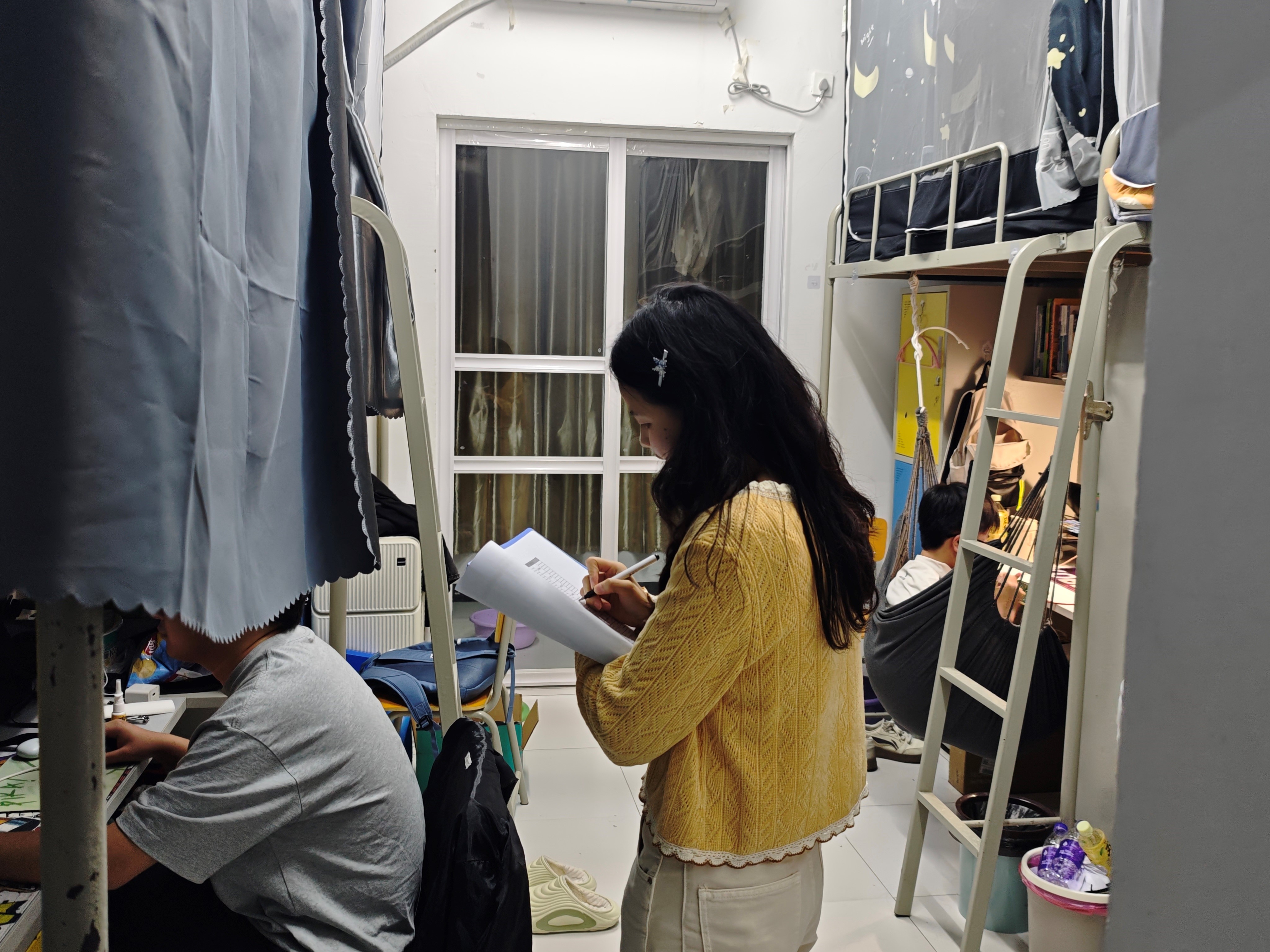 筑牢宿舍安全防线 守护平安校园环境——郑蒲港校区开展夜间宿舍安全专项大检查